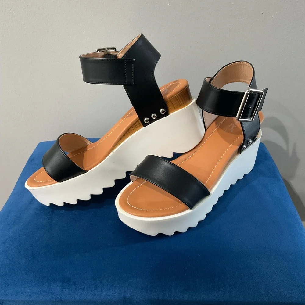 Comfort Est 1946 brand. Black and white sandals size 8.